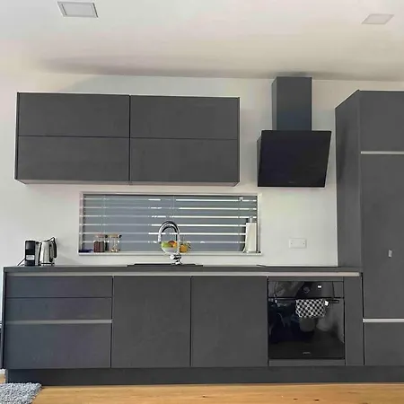 Modern, Spacious Near Centre 아파트 *