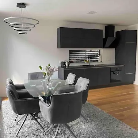 Modern, Spacious Near Centre Daire *